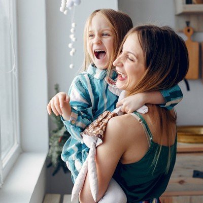 Mother spends time with her young daughter after applying for an Expat Residential mortgage with the Marsden.